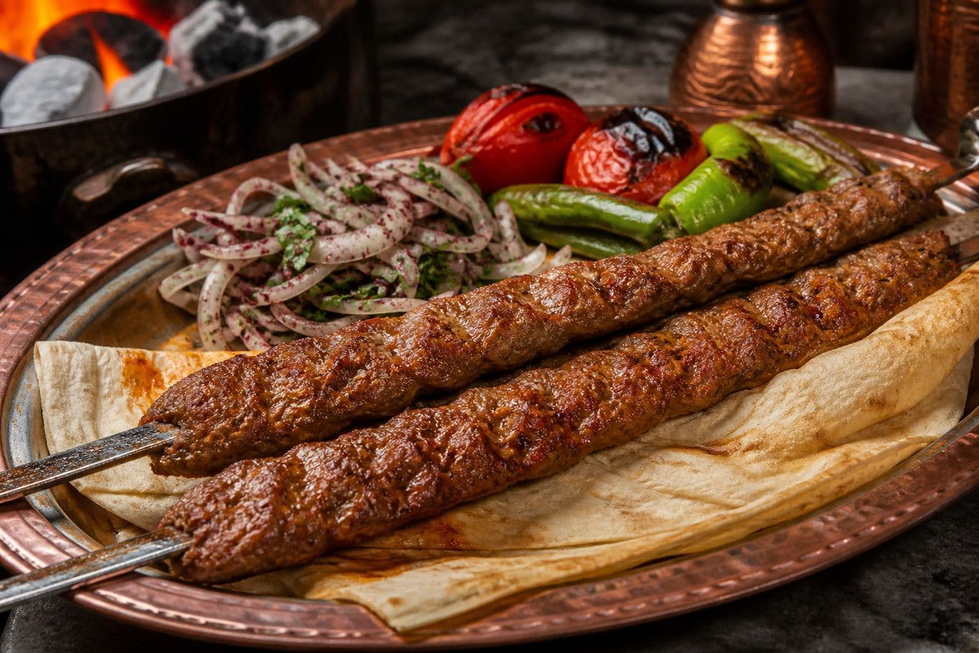 Izgarada pişmiş Urfa kebabı, közlenmiş sebzeler ve lavaş ile