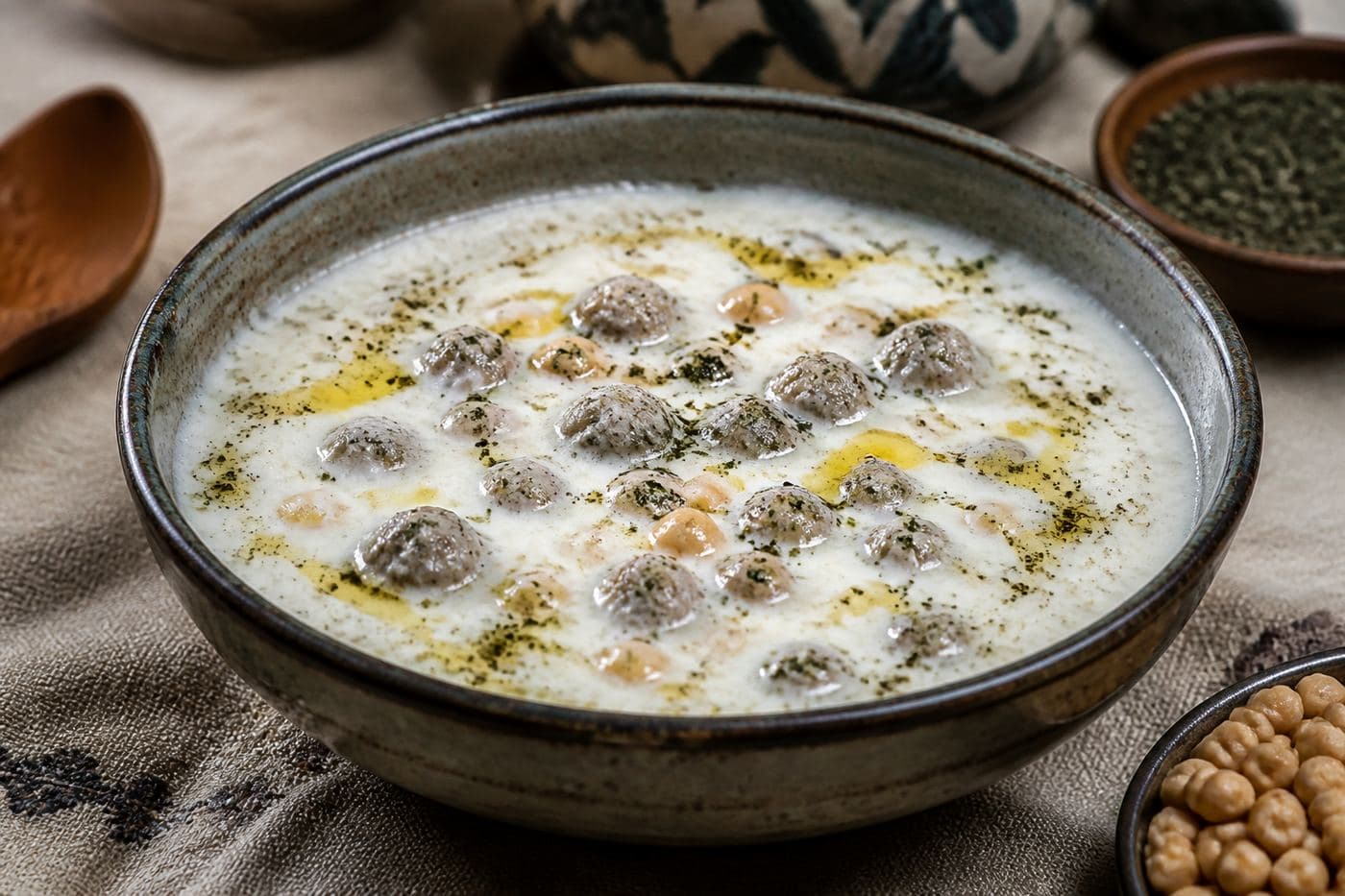 Geleneksel Şanlıurfa yuvalama çorbası, nohut ve köfteli